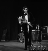 31.03.1971-1.04.1971, Warszawa, Polska.
Czeski piosenkarz Karel Gott w Sali Kongresowej.
Fot. Romuald Broniarek, zbiory Ośrodka KARTA