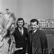 31.03.1971-1.04.1971, Warszawa, Polska.
Czeski piosenkarz Karel Gott (w środku) na placu Zwycięstwa.
Fot. Romuald Broniarek, zbiory Ośrodka KARTA