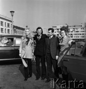 31.03.1971-1.04.1971, Warszawa, Polska.
Czeski piosenkarz Karel Gott (drugi z lewej) i konferansjerka Krystyna Loska (pierwsza z prawej) na placu Zwycięstwa.
Fot. Romuald Broniarek, zbiory Ośrodka KARTA