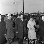 1971, Warszawa, Polska.
Aleksiej Szitikow (w środku) - przewodniczący Centralnego Zarządu Towarzystwa Przyjaźni Polsko-Radzieckiej - na Dworcu Gdańskim.
Fot. Romuald Broniarek, zbiory Ośrodka KARTA