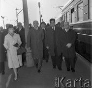 1971, Warszawa, Polska.
Aleksiej Szitikow (drugi z prawej) - przewodniczący Centralnego Zarządu Towarzystwa Przyjaźni Polsko-Radzieckiej - na Dworcu Gdańskim.
Fot. Romuald Broniarek, zbiory Ośrodka KARTA