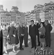 1971, Warszawa, Polska.
Aleksiej Szitikow (czwarty z prawej) - przewodniczący Centralnego Zarządu Towarzystwa Przyjaźni Polsko-Radzieckiej - na Rynku Starego Miasta.
Fot. Romuald Broniarek, zbiory Ośrodka KARTA