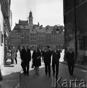 1971, Warszawa, Polska.
Aleksiej Szitikow - przewodniczący Centralnego Zarządu Towarzystwa Przyjaźni Polsko-Radzieckiej - na Rynku Starego Miasta.
Fot. Romuald Broniarek, zbiory Ośrodka KARTA