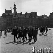 1971, Warszawa, Polska.
Aleksiej Szitikow (trzeci z lewej) - przewodniczący Centralnego Zarządu Towarzystwa Przyjaźni Polsko-Radzieckiej - na Rynku Starego Miasta.
Fot. Romuald Broniarek, zbiory Ośrodka KARTA