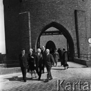 1971, Warszawa, Polska.
Aleksiej Szitikow (pierwszy z lewej) - przewodniczący Centralnego Zarządu Towarzystwa Przyjaźni Polsko-Radzieckiej - na ulicy Nowomiejskiej.
Fot. Romuald Broniarek, zbiory Ośrodka KARTA