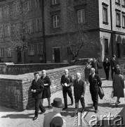 1971, Warszawa, Polska.
Aleksiej Szitikow (pierwszy z lewej) - przewodniczący Centralnego Zarządu Towarzystwa Przyjaźni Polsko-Radzieckiej - na ulicy Nowomiejskiej.
Fot. Romuald Broniarek, zbiory Ośrodka KARTA