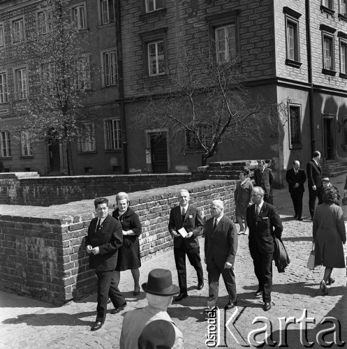 1971, Warszawa, Polska.
Aleksiej Szitikow (pierwszy z lewej) - przewodniczący Centralnego Zarządu Towarzystwa Przyjaźni Polsko-Radzieckiej - na ulicy Nowomiejskiej.
Fot. Romuald Broniarek, zbiory Ośrodka KARTA