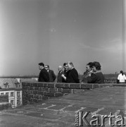 1971, Warszawa, Polska.
Aleksiej Szitikow (na przodzie) - przewodniczący Centralnego Zarządu Towarzystwa Przyjaźni Polsko-Radzieckiej - na Starym Mieście.
Fot. Romuald Broniarek, zbiory Ośrodka KARTA