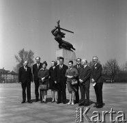 1971, Warszawa, Polska.
Aleksiej Szitikow (w środku) - przewodniczący Centralnego Zarządu Towarzystwa Przyjaźni Polsko-Radzieckiej - przed Pomnikiem Bohaterów Warszawy na placu Teatralnym.
Fot. Romuald Broniarek, zbiory Ośrodka KARTA