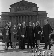 1971, Warszawa, Polska.
Aleksiej Szitikow (czwarty z prawej) - przewodniczący Centralnego Zarządu Towarzystwa Przyjaźni Polsko-Radzieckiej - przed Teatrem  Narodowym.
Fot. Romuald Broniarek, zbiory Ośrodka KARTA