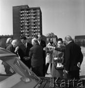 1971, Warszawa, Polska.
Aleksiej Szitikow (trzeci z lewej) - przewodniczący Centralnego Zarządu Towarzystwa Przyjaźni Polsko-Radzieckiej - na placu Teatralnym.
Fot. Romuald Broniarek, zbiory Ośrodka KARTA