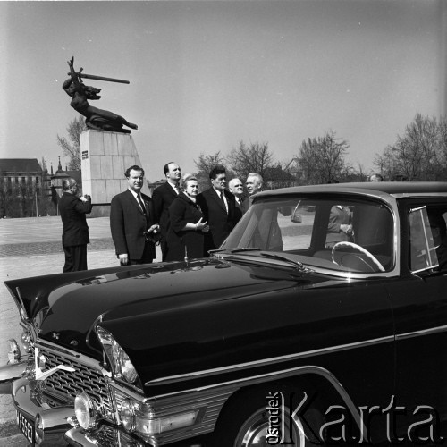 1971, Warszawa, Polska.
Aleksiej Szitikow (trzeci z prawej) - przewodniczący Centralnego Zarządu Towarzystwa Przyjaźni Polsko-Radzieckiej - na placu Teatralnym. W tle Pomnik Bohaterów Warszawy.
Fot. Romuald Broniarek, zbiory Ośrodka KARTA