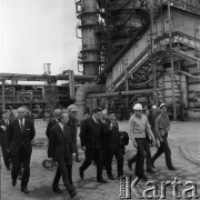 1971, Płock, Polska.
Wizyta Aleksieja Szitikowa (trzeci z lewej) - przewodniczącego Centralnego Zarządu Towarzystwa Przyjaźni Polsko-Radzieckiej - w rafinerii ropy naftowej.
Fot. Romuald Broniarek, zbiory Ośrodka KARTA