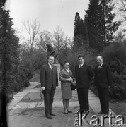 1971, Żelazowa Wola, Polska.
Aleksiej Szitikow (drugi z prawej) - przewodniczący Centralnego Zarządu Towarzystwa Przyjaźni Polsko-Radzieckiej - przed pomnikiem Fryderyka Chopina.
Fot. Romuald Broniarek, zbiory Ośrodka KARTA