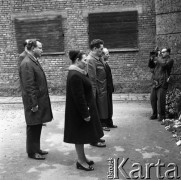 1971, Oświęcim, Polska.
Aleksiej Szitikow (w środku) - przewodniczący Centralnego Zarządu Towarzystwa Przyjaźni Polsko-Radzieckiej - na terenie Państwowego Muzeum Auschwitz-Birkenau.
Fot. Romuald Broniarek, zbiory Ośrodka KARTA
