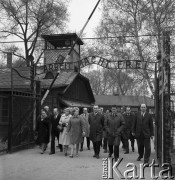 1971, Oświęcim, Polska.
Aleksiej Szitikow (drugi z prawej) - przewodniczący Centralnego Zarządu Towarzystwa Przyjaźni Polsko-Radzieckiej - na terenie Państwowego Muzeum Auschwitz-Birkenau.
Fot. Romuald Broniarek, zbiory Ośrodka KARTA