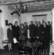 1971, Żelazowa Wola, Polska.
Aleksiej Szitikow (drugi z lewej) - przewodniczący Centralnego Zarządu Towarzystwa Przyjaźni Polsko-Radzieckiej - w Domu Urodzenia Fryderyka Chopina.
Fot. Romuald Broniarek, zbiory Ośrodka KARTA