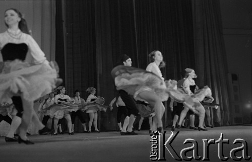 1971, Warszawa, Polska.
Tancerka Choreograficznego Koncertowego Zespołu ZSRR Igora Moisiejewa w Pałacu Kultury i Nauki.
Fot. Romuald Broniarek, zbiory Ośrodka KARTA