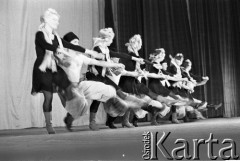 1971, Warszawa, Polska.
Tancerka Choreograficznego Koncertowego Zespołu ZSRR Igora Moisiejewa w Pałacu Kultury i Nauki.
Fot. Romuald Broniarek, zbiory Ośrodka KARTA