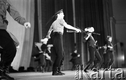 1971, Warszawa, Polska.
Tancerka Choreograficznego Koncertowego Zespołu ZSRR Igora Moisiejewa w Pałacu Kultury i Nauki.
Fot. Romuald Broniarek, zbiory Ośrodka KARTA