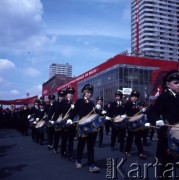 1.05.1971, Warszawa, Polska.
Pochód pierwszomajowy na ulicy Marszałkowskiej.
Fot. Romuald Broniarek, zbiory Ośrodka KARTA