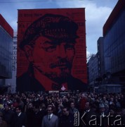 1.05.1971, Warszawa, Polska.
Pochód pierwszomajowy na ulicy Marszałkowskiej z plakatem Włodzimierza Lenina.
Fot. Romuald Broniarek, zbiory Ośrodka KARTA