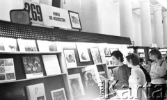 1971, Warszawa, Polska.
Międzynarodowe Targi Książki w Pałacu Kultury i Nauki.
Fot. Romuald Broniarek, zbiory Ośrodka KARTA