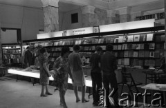 1971, Warszawa, Polska.
Międzynarodowe Targi Książki w Pałacu Kultury i Nauki.
Fot. Romuald Broniarek, zbiory Ośrodka KARTA