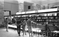 1971, Warszawa, Polska.
Międzynarodowe Targi Książki w Pałacu Kultury i Nauki.
Fot. Romuald Broniarek, zbiory Ośrodka KARTA
