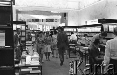 1971, Warszawa, Polska.
Międzynarodowe Targi Książki w Pałacu Kultury i Nauki.
Fot. Romuald Broniarek, zbiory Ośrodka KARTA