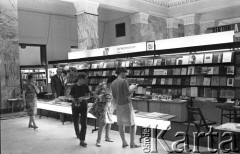 1971, Warszawa, Polska.
Międzynarodowe Targi Książki w Pałacu Kultury i Nauki.
Fot. Romuald Broniarek, zbiory Ośrodka KARTA
