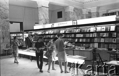 1971, Warszawa, Polska.
Międzynarodowe Targi Książki w Pałacu Kultury i Nauki.
Fot. Romuald Broniarek, zbiory Ośrodka KARTA