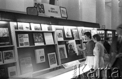 1971, Warszawa, Polska.
Międzynarodowe Targi Książki w Pałacu Kultury i Nauki.
Fot. Romuald Broniarek, zbiory Ośrodka KARTA