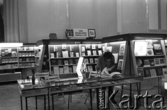 1971, Warszawa, Polska.
Międzynarodowe Targi Książki w Pałacu Kultury i Nauki.
Fot. Romuald Broniarek, zbiory Ośrodka KARTA