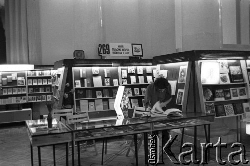 1971, Warszawa, Polska.
Międzynarodowe Targi Książki w Pałacu Kultury i Nauki.
Fot. Romuald Broniarek, zbiory Ośrodka KARTA
