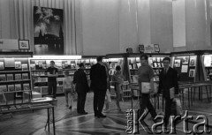 1971, Warszawa, Polska.
Międzynarodowe Targi Książki w Pałacu Kultury i Nauki.
Fot. Romuald Broniarek, zbiory Ośrodka KARTA