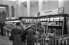1971, Warszawa, Polska.
Międzynarodowe Targi Książki w Pałacu Kultury i Nauki.
Fot. Romuald Broniarek, zbiory Ośrodka KARTA