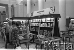 1971, Warszawa, Polska.
Międzynarodowe Targi Książki w Pałacu Kultury i Nauki.
Fot. Romuald Broniarek, zbiory Ośrodka KARTA