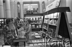 1971, Warszawa, Polska.
Międzynarodowe Targi Książki w Pałacu Kultury i Nauki.
Fot. Romuald Broniarek, zbiory Ośrodka KARTA
