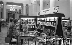 1971, Warszawa, Polska.
Międzynarodowe Targi Książki w Pałacu Kultury i Nauki.
Fot. Romuald Broniarek, zbiory Ośrodka KARTA
