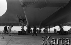 1971, Warszawa, Polska.
Radziecki samolot pasażerski Tu-144 w porcie lotniczym Warszawa-Okęcie.
Fot. Romuald Broniarek, zbiory Ośrodka KARTA