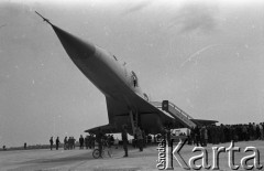 1971, Warszawa, Polska.
Radziecki samolot pasażerski Tu-144 w porcie lotniczym Warszawa-Okęcie.
Fot. Romuald Broniarek, zbiory Ośrodka KARTA