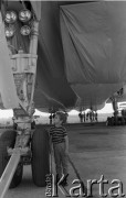 1971, Warszawa, Polska.
Radziecki samolot pasażerski Tu-144 w porcie lotniczym Warszawa-Okęcie.
Fot. Romuald Broniarek, zbiory Ośrodka KARTA