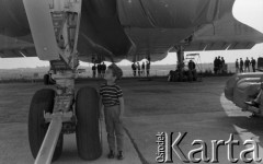 1971, Warszawa, Polska.
Radziecki samolot pasażerski Tu-144 w porcie lotniczym Warszawa-Okęcie.
Fot. Romuald Broniarek, zbiory Ośrodka KARTA