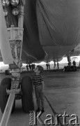 1971, Warszawa, Polska.
Radziecki samolot pasażerski Tu-144 w porcie lotniczym Warszawa-Okęcie.
Fot. Romuald Broniarek, zbiory Ośrodka KARTA