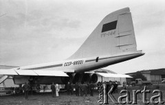 1971, Warszawa, Polska.
Radziecki samolot pasażerski Tu-144 w porcie lotniczym Warszawa-Okęcie.
Fot. Romuald Broniarek, zbiory Ośrodka KARTA