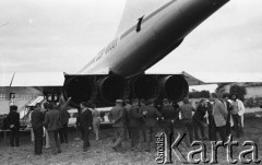 1971, Warszawa, Polska.
Radziecki samolot pasażerski Tu-144 w porcie lotniczym Warszawa-Okęcie.
Fot. Romuald Broniarek, zbiory Ośrodka KARTA