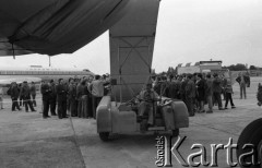 1971, Warszawa, Polska.
Radziecki samolot pasażerski Tu-144 w porcie lotniczym Warszawa-Okęcie.
Fot. Romuald Broniarek, zbiory Ośrodka KARTA