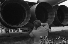 1971, Warszawa, Polska.
Radziecki samolot pasażerski Tu-144 w porcie lotniczym Warszawa-Okęcie.
Fot. Romuald Broniarek, zbiory Ośrodka KARTA