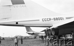 1971, Warszawa, Polska.
Radziecki samolot pasażerski Tu-144 w porcie lotniczym Warszawa-Okęcie.
Fot. Romuald Broniarek, zbiory Ośrodka KARTA